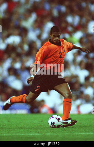 MICHAEL REIZIGER HOLLAND & FC BARCELONA LONDON WHITE HART LANE LONDON 15 August 2001 Stock Photo