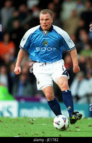 ANDY MORRISON MANCHESTER CITY FC 08 August 1999 Stock Photo - Alamy