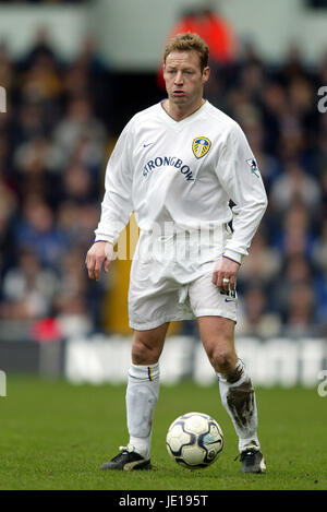 DAVID BATTY LEEDS UNITED FC LEEDS ELLAND ROAD 03 February 2002 Stock Photo