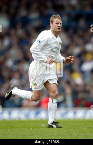 DAVID BATTY LEEDS UNITED FC ELLAND ROAD LEEDS 17 March 2002 Stock Photo