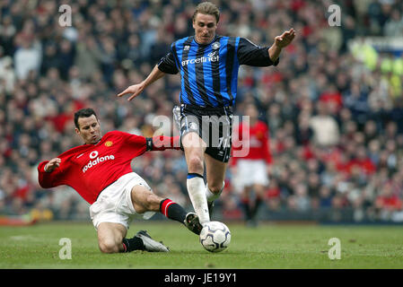 ALEN BOKSIC & RYAN GIGGS MANCHESTER UTD V MIDDLESBROUGH OLD TRAFFORD MANCHESTER 23 March 2002 Stock Photo