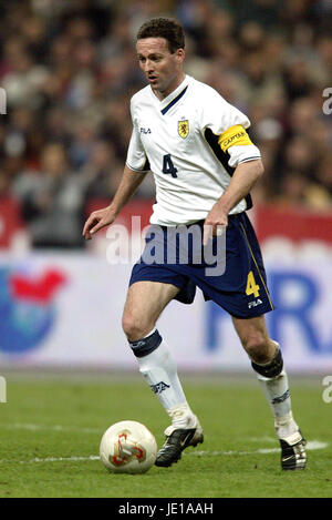 PAUL LAMBERT SCOTLAND & GLASGOW CELTIC FC STADE FRANCE PARIS 27 March 2002 Stock Photo