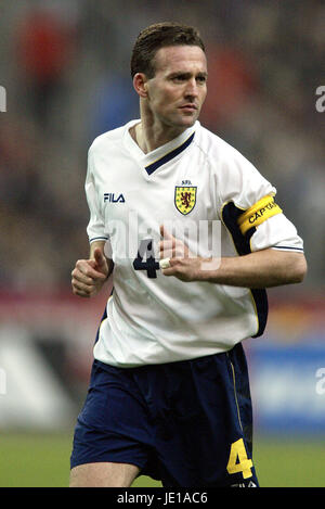 PAUL LAMBERT SCOTLAND & GLASGOW CELTIC FC STADE FRANCE PARIS 27 March 2002 Stock Photo