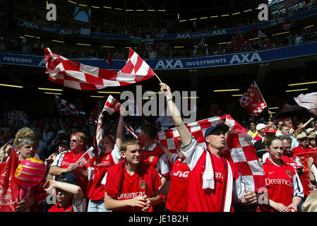 ARSENAL FANS CELEBRATE ARSENAL V CHELSEA FA CUP FINAL MILLENNIUM STADIUM CARDIFF WALES 04 May 2002 Stock Photo