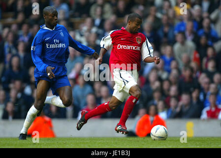 ASHLEY COLE & WILLIAM GALLAS ARSENAL V CHELSEA FA CUP FINAL MILLENNIUM STADIUM CARDIFF WALES 04 May 2002 Stock Photo