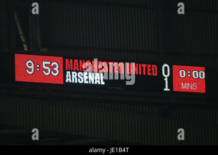 SCOREBOARD. MANCHESTER UTD V ARSENAL OLD TRAFFORD MANCHESTER 08 May 2002 Stock Photo