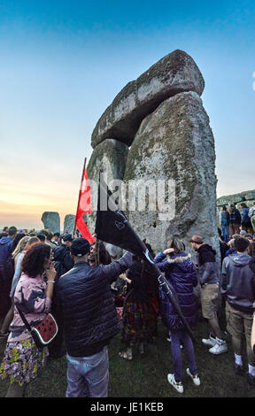 Stonehenge Summer Solstice Tour Sunrise 21st June 2021 Stock Photo