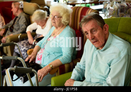 Elderly residents relaxing in a residential care home, Alton, Hampshire, UK. 18 June 2017. Stock Photo