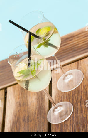 Frischer Hugo mit Minze Limette und Sekt in einem Weinglaß im Sommer am Wasser Stock Photo