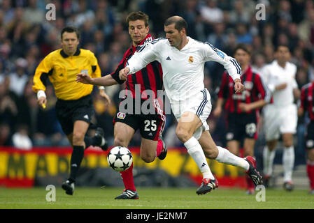 Zidane bayer leverkusen 2002 hi-res stock photography and images - Alamy