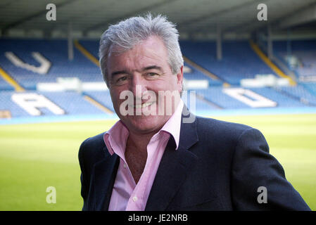 TERRY VENABLES LEEDS UNITED MANAGER ELLAND ROAD LEEDS NORTH YORKSHIRE ENGLAN 10 July 2002 Stock Photo