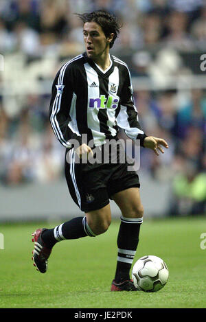 HUGO VIANA NEWCASTLE UNITED FC ST JAMES PARK NEWCASTLE ENGLAND 07 August 2002 Stock Photo