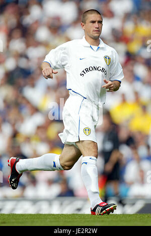 HARRY KEWELL LEEDS UNITED FC ELLAND ROAD LEEDS 17 August 2002 Stock Photo