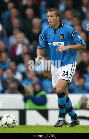 STEVE HOWEY MANCHESTER CITY FC MAINE ROAD MANCHESTER 24 August 2002 Stock Photo