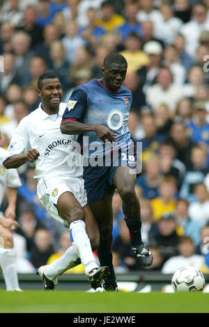 LUCAS RADEBE & KOLO TOURE LEEDS UNITED FC V ARSENAL FC ELLAND ROAD LEEDS 28 September 2002 Stock Photo