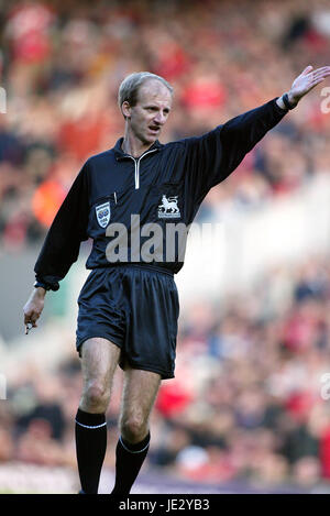 MIKE RILEY. PREMIER LEAGUE REFEREE ANFIELD LIVERPOOL ENGLAND 26 October 2002 Stock Photo