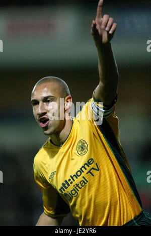 HENRIK LARSSON GLASGOW CELTIC FC EWOOD PARK BLACKBURN 14 November 2002 Stock Photo