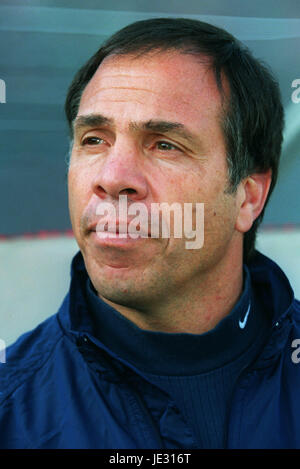 BRUCE ARENA USA HEAD COACH PASADENA PASADENA LOS ANGELES 19 January 2002 Stock Photo