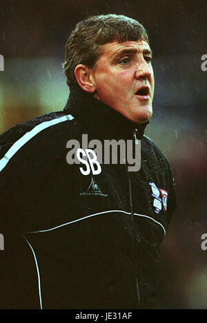 STEVE BRUCE BIRMINGHAM CITY FC MANAGER ST ANDREWS BIRMINGAM 02 February 2002 Stock Photo