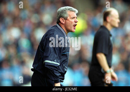 KEVIN KEEGAN MANCHESTER CITY FC MANAGER MAIN ROAD MANCHESTER 21 April 2002 Stock Photo