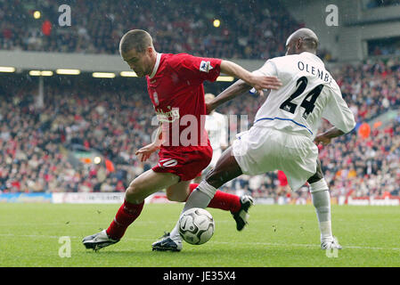 MICHAEL OWEN & SALOMON OLEMBE LIVERPOOL V LEEDS UNITED FC ANFIELD LIVERPOOL ENGLAND 25 October 2003 Stock Photo