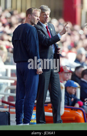 ARSENE WENGER & BERGKAMP ARSENAL FC MANAGER HIGHBURY LONDON ENGLAND 18 October 2003 Stock Photo