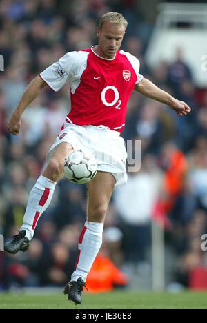 DENNIS BERGKAMP ARSENAL FC HIGHBURY LONDON ENGLAND 18 October 2003 Stock Photo