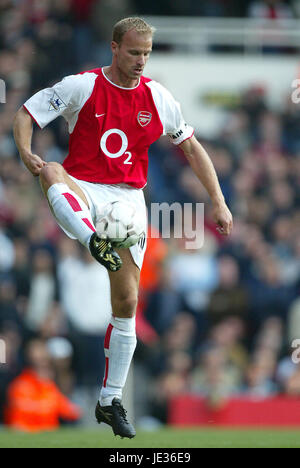 DENNIS BERGKAMP ARSENAL FC HIGHBURY LONDON ENGLAND 18 October 2003 Stock Photo