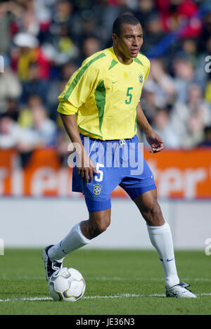 ROQUE JUNIOR BRAZIL & LEEDS UNITED FC WALKERS STADIUM LEICESTER ENGLAND 12  October 2003 Stock Photo - Alamy