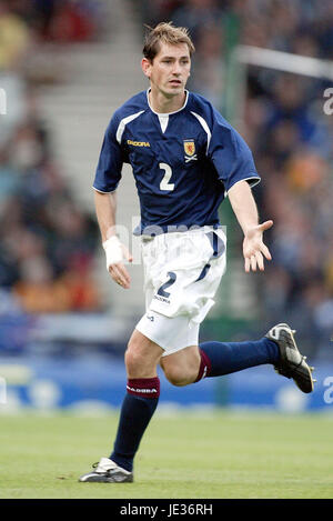 JACKIE MCNAMARA SCOTLAND & GLASGOW CELTIC FC HAMPDEN PARK GLASGOW SCOTLAND 11 October 2003 Stock Photo