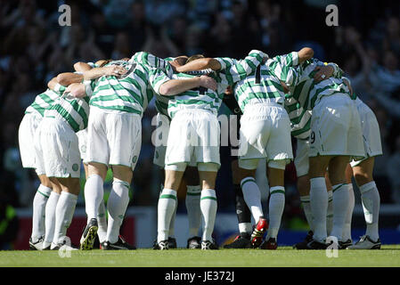 CELTIC PLAYERS TEAM TALK GLASGOW RANGERS V CELTIC FC IBROX STADIUM GLASGOW SCOTLAND 04 October 2003 Stock Photo