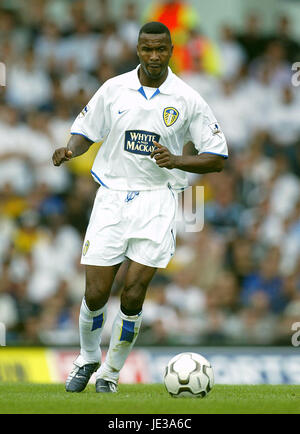 LUCAS RADEBE LEEDS UNITED FC ELLAND ROAD LEEDS ENGLAND 17 August 2003 Stock Photo