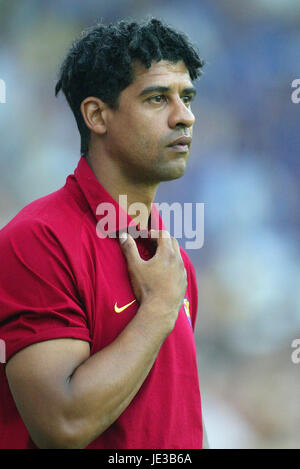 FRANK RIJKAARD FC BARCELONA COACH WALKERS STADIUM LEICESTER ENGLAND 08 August 2003 Stock Photo