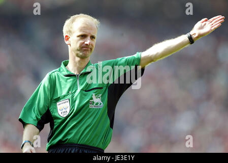 MIKE RILEY. PREMIER LEAGUE REFEREE OLD TRAFFORD MANCHESTER 05 April 2003 Stock Photo