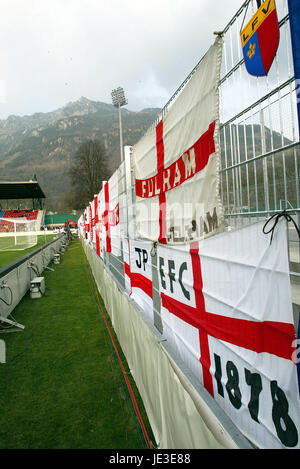 ENGLAND FLAGS LIECHTENSTEIN V ENGLAND RHEINPARK STADIUM VADUZ LIECHTENSTEIN 29 March 2003 Stock Photo