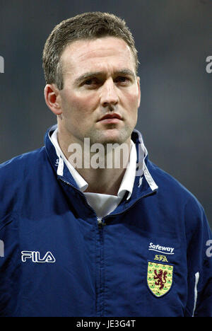 PAUL LAMBERT SCOTLAND & GLASGOW CELTIC FC HAMPDEN PARK GLASGOW 12 February 2003 Stock Photo