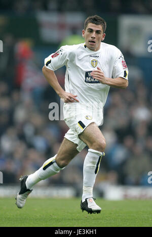 SIMON WALTON LEEDS UNITED FC ELLAND ROAD LEEDS ENGLAND 31 October 2004 Stock Photo