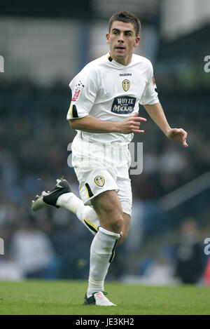 SIMON WALTON LEEDS UNITED FC ELLAND ROAD LEEDS ENGLAND 31 October 2004 Stock Photo