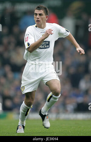 SIMON WALTON LEEDS UNITED FC ELLAND ROAD LEEDS ENGLAND 31 October 2004 Stock Photo