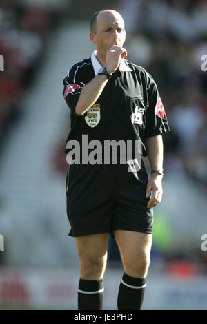 MIKE DEAN FIFA REFEREE RIVERSIDE STADIUM MIDDLESBROUGH 28 August 2004 Stock Photo