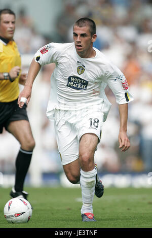 SIMON WALTON LEEDS UNITED FC ELLAND ROAD LEEDS ENGLAND 07 August 2004 Stock Photo