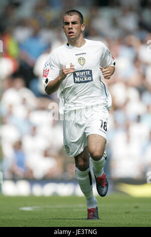 SIMON WALTON LEEDS UNITED FC ELLAND ROAD LEEDS ENGLAND 07 August 2004 Stock Photo