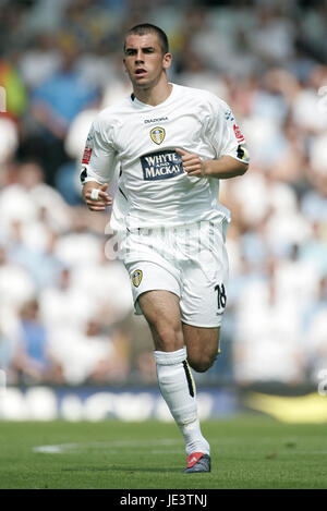 SIMON WALTON LEEDS UNITED FC ELLAND ROAD LEEDS ENGLAND 07 August 2004 Stock Photo