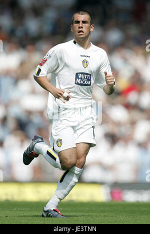 SIMON WALTON LEEDS UNITED FC ELLAND ROAD LEEDS ENGLAND 07 August 2004 Stock Photo