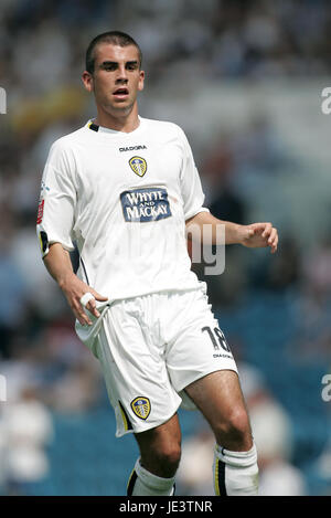 SIMON WALTON LEEDS UNITED FC ELLAND ROAD LEEDS ENGLAND 07 August 2004 Stock Photo