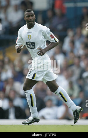 LUCAS RADEBE LEEDS UNITED FC ELLAND ROAD LEEDS ENGLAND 07 August 2004 Stock Photo