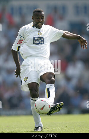 LUCAS RADEBE LEEDS UNITED FC ELLAND ROAD LEEDS ENGLAND 07 August 2004 Stock Photo