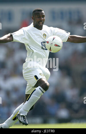 LUCAS RADEBE LEEDS UNITED FC ELLAND ROAD LEEDS ENGLAND 07 August 2004 Stock Photo