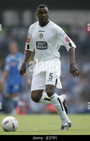 LUCAS RADEBE LEEDS UNITED FC ELLAND ROAD LEEDS ENGLAND 07 August 2004 Stock Photo