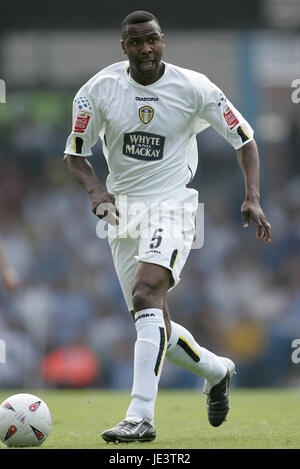 LUCAS RADEBE LEEDS UNITED FC ELLAND ROAD LEEDS ENGLAND 07 August 2004 Stock Photo